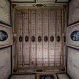 ...� impreziosita da un lussureggiante soffitto a capriate, dove sette fascioni dorati con motivi vegetali incorniciano piccoli tondi azzurri con all�interno bianche statue stilizzate